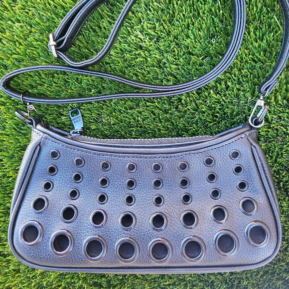 Steve Madden Black Bagata Crossbody And Wristlet. - Picture 3 of 16